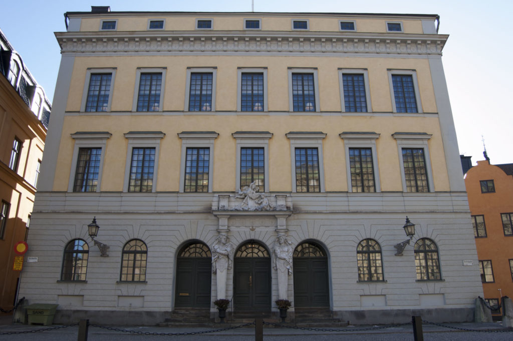Slottsarkitekt Nicodemus Tessin d.y. lät bygga detta ockragula palats till sig själv vid sekelskiftet 1700. Huset fungerade som en förebild för invånarna i Stockholm att måla sina hus gula. I dag är Tessinska palatset landshövningens residens.