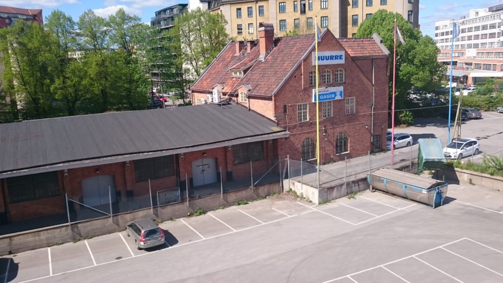 Liljeholmens godsstation stod klar 1910 och inhyste förråd, personal och bostad för expeditionsföreståndaren.