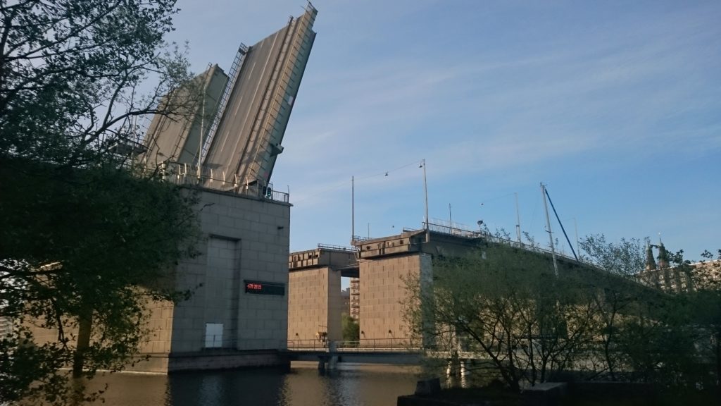 Liljeholmsbron öppnas via fjärrstyrning från Hammarbyslussen.