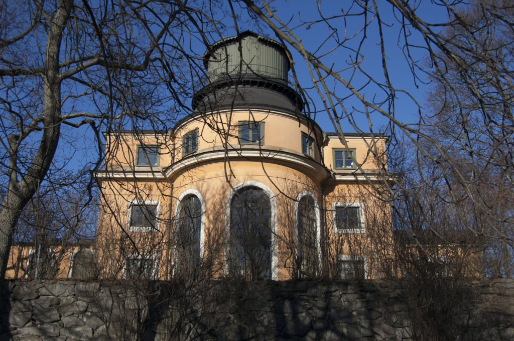 Som ett smycket tronar Carl Hårlemans observatorium högst uppe i Observatorielunden. Det byggdes 1748-1753 och fägades gulrosa med hjälp av järnvitriol.